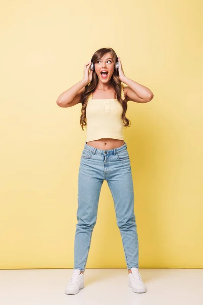 Foto Larga Duración Alegre Mujer Años Con Pelo Largo Castaño — Foto de Stock