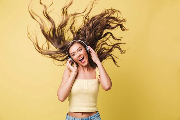 Изображение Забавной Женщины Годов Поет Веселится Трясущимися Волосами Слушая Музыку — стоковое фото