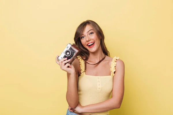 노란색 카메라 여자의 초상화 — 스톡 사진