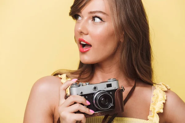 Ritratto Ravvicinato Una Giovane Ragazza Felice Con Fotocamera Fotografica Guardando — Foto Stock