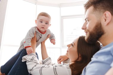 Mutlu genç küçük çocuk oğulları ile eğleniyor çift anne sevgi dolu görüntüsünü.