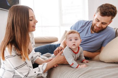 Sevimli genç aile fotoğrafı. Having oyunculuk ile küçük çocuklarının kapalı evde anne.