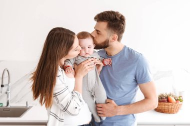 Mutlu genç küçük çocuk bebek oğulları ile eğleniyor çift anne sevgi dolu görüntüsünü.