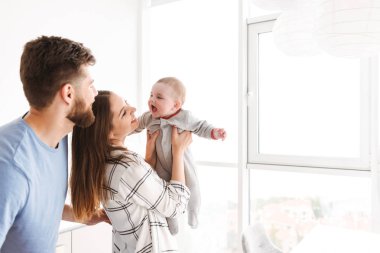 Mutlu genç küçük çocuk oğulları ile eğleniyor çift anne sevgi dolu görüntüsünü.