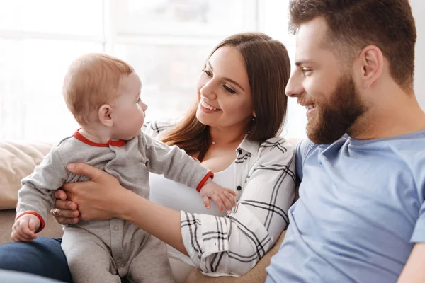Mutlu genç küçük çocuk oğulları ile eğleniyor çift anne sevgi dolu görüntüsünü.