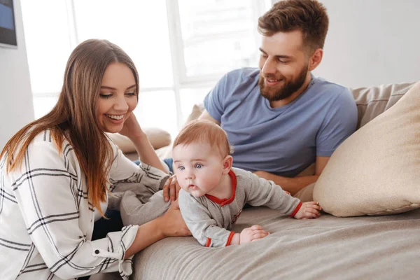 Imagem Uma Jovem Família Feliz Pais Divertindo Com Seu Pequeno — Fotografia de Stock