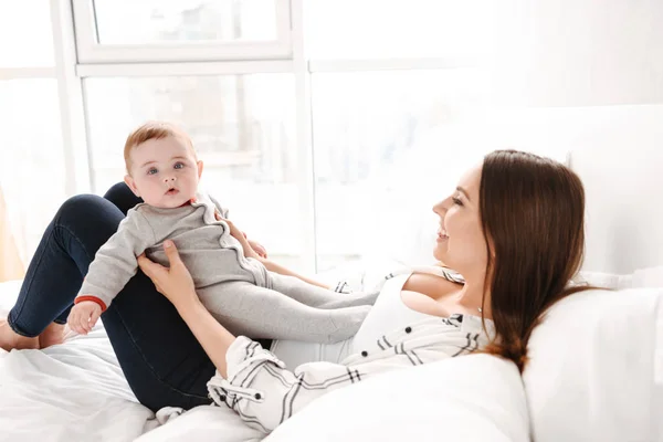 Image Une Jeune Femme Heureuse Mère Amusant Avec Son Petit — Photo