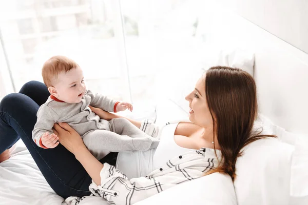 Image Une Jeune Femme Heureuse Mère Amusant Avec Son Petit — Photo