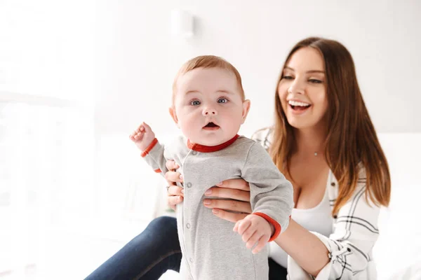 Imagen Feliz Joven Madre Divirtiéndose Con Pequeño Hijo Casa —  Fotos de Stock