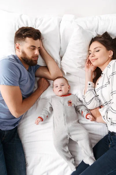 Foto Van Schattige Jonge Gezin Ouders Ligt Bed Met Hun — Stockfoto