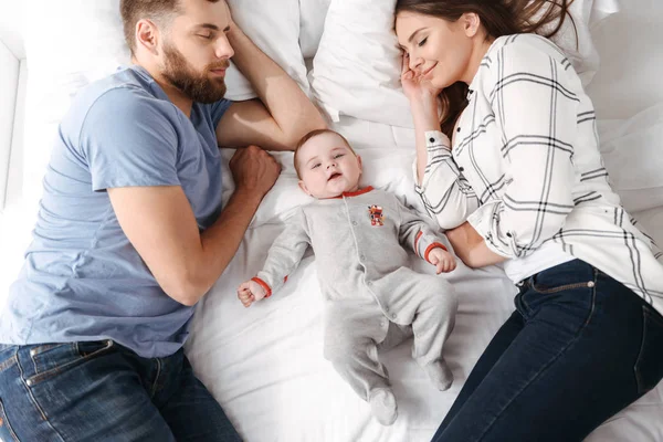 귀여운 가족의 사진입니다 면에서 그들의 침대에 거짓말 — 스톡 사진