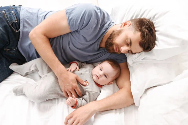 Bild Des Hübschen Jungen Mannes Vater Vater Schläft Bett Mit — Stockfoto