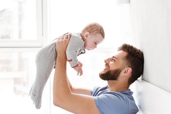 Foto Allegro Papà Padre Giovane Che Diverte Con Suo Piccolo — Foto Stock