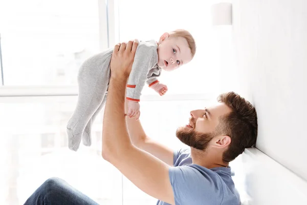 Foto Guapo Feliz Joven Padre Padre Papá Divirtiéndose Con Pequeño —  Fotos de Stock