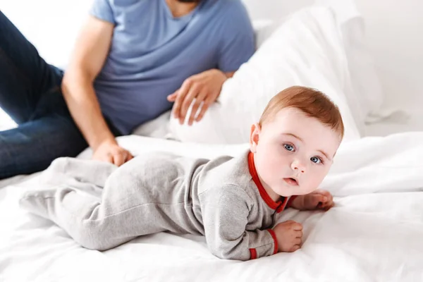 Imagen Recortada Del Joven Padre Padre Padre Encuentra Cama Con —  Fotos de Stock