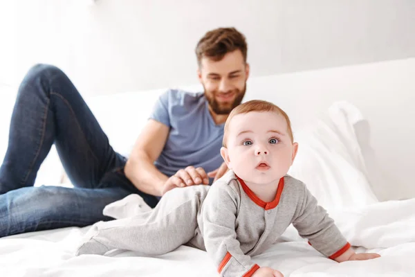 Foto Belo Jovem Feliz Pai Pai Divertindo Com Seu Filho — Fotografia de Stock