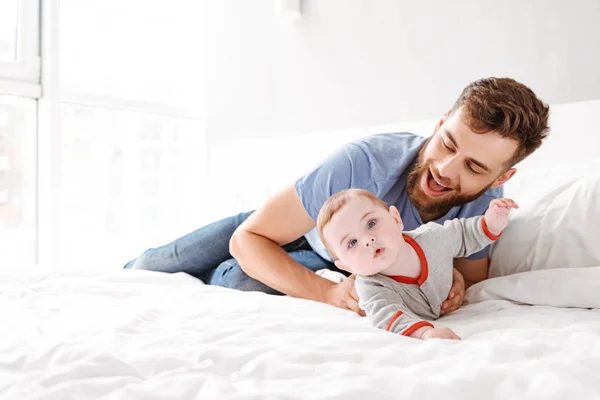 Foto Belo Jovem Feliz Pai Pai Divertindo Com Seu Filho — Fotografia de Stock