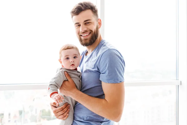 Immagine Bel Giovane Uomo Barbuto Che Tiene Suo Piccolo Figlio — Foto Stock