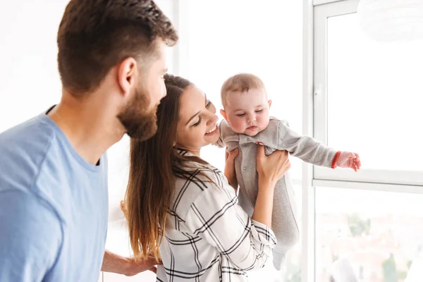 Bild Eines Glücklichen Jungen Liebenden Paares Eltern Die Spaß Mit — Stockfoto