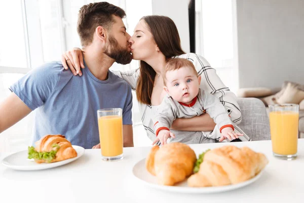 Photo Amazing Young Loving Couple Parents Little Baby Son Eating — Stock Photo, Image