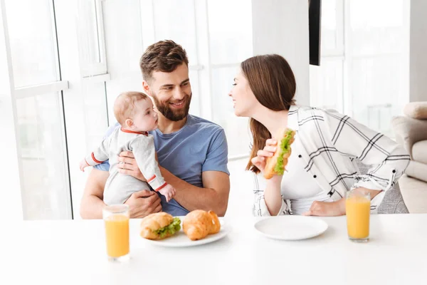 Foto Bonito Engraçado Jovem Amoroso Casal Pais Com Seu Filho — Fotografia de Stock