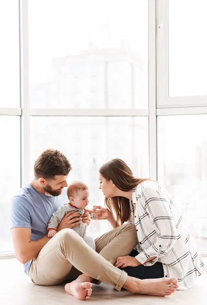 Foto Van Blij Blij Liefdevolle Paar Ouders Bedrijf Handen Van — Stockfoto