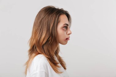 Çizikler ve çürük yüzünde bir kenara arıyorum genç kızla ciddi bir görüntüsünü devre dışı.