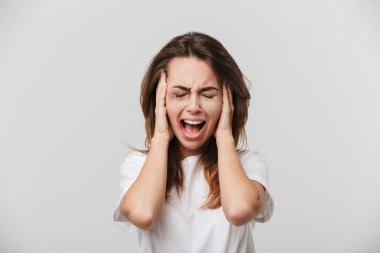 Korkmuş bir üzücü bağırma görüntü çizik ve yüzünde morluklar genç kızla devre dışı.