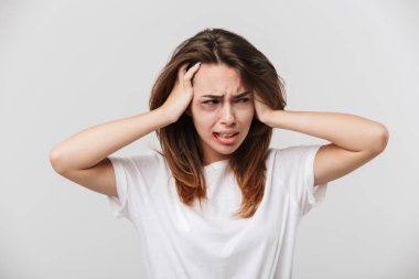 Korkmuş Engelli genç bir kızla çizikler ve yüzünde morluklar görüntüsünü.