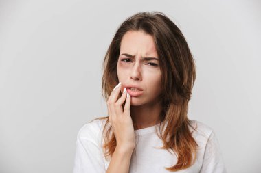 Çizikler ve yüzünde morluklar ile üzgün bir Engelli Genç kız resim.