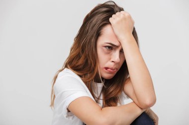 Çizikler ve yüzünde bir kenara arıyorum morluklar ile üzgün bir Engelli Genç kız fotoğrafı.