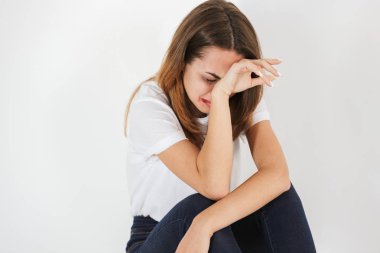 Çizikler ve çürükler yüz ağlamasına üzerinde üzgün Engelli Genç kız fotoğrafı.