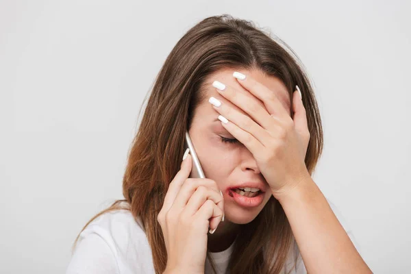 Mulher Chorando Assustada Falando Telefone Celular Isolado Sobre Fundo Branco — Fotografia de Stock