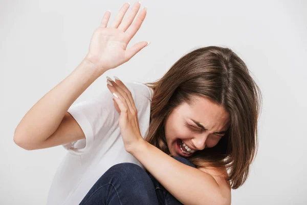 Assustado Gritando Mulher Levantando Mãos Para Cima Defesa Isolado Sobre — Fotografia de Stock