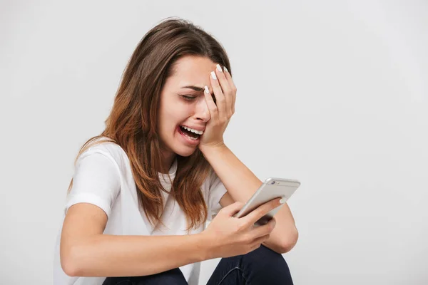 Mujer Llorando Asustada Sosteniendo Teléfono Móvil Aislado Sobre Fondo Blanco — Foto de Stock