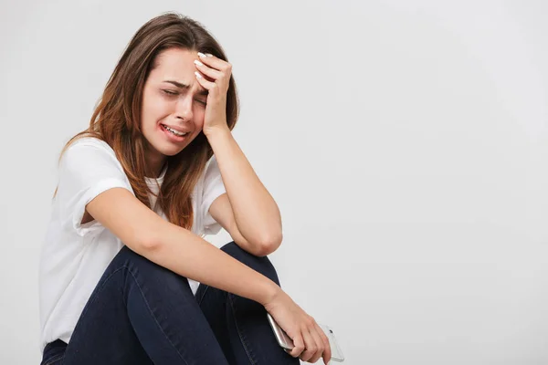 Mujer Deprimida Con Heridas Cara Sosteniendo Teléfono Móvil Llorando Aislada — Foto de Stock