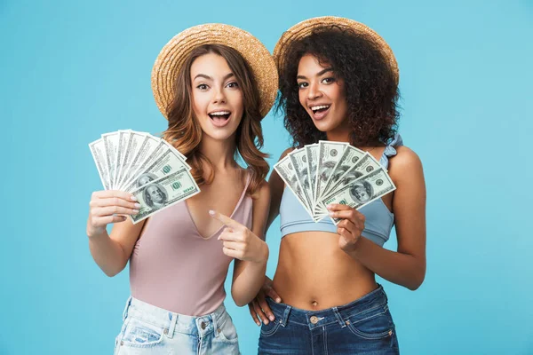 Retrato Duas Meninas Felizes Encantadas Com Diferentes Tipos Pele Vestindo — Fotografia de Stock