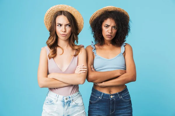 Imagen Dos Mujeres Negativas Con Diferente Color Piel Sombreros Paja — Foto de Stock