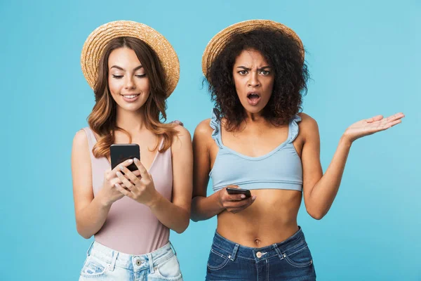 Foto Mulher Americana Africana Irritada Segurando Telefone Celular Expressando Indignação — Fotografia de Stock