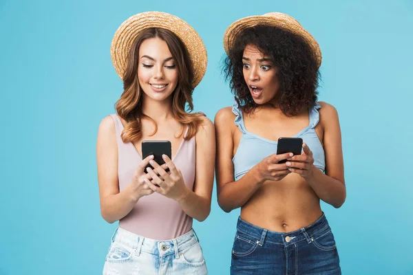 Foto Curiosa Mujer Afroamericana Mirando Teléfono Móvil Chica Pelirroja Caucásica — Foto de Stock