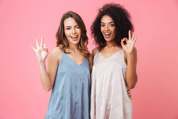 Dos Hermosas Chicas Verano Años Con Diferentes Colores Piel Vestidos — Foto de Stock