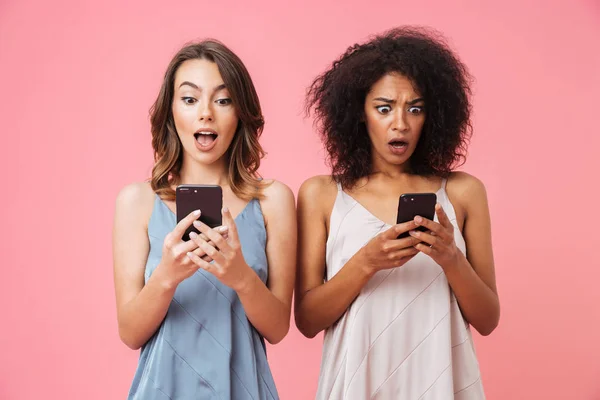 Dos Chicas Jóvenes Sorprendidas Usando Teléfonos Móviles Mientras Están Aisladas — Foto de Stock