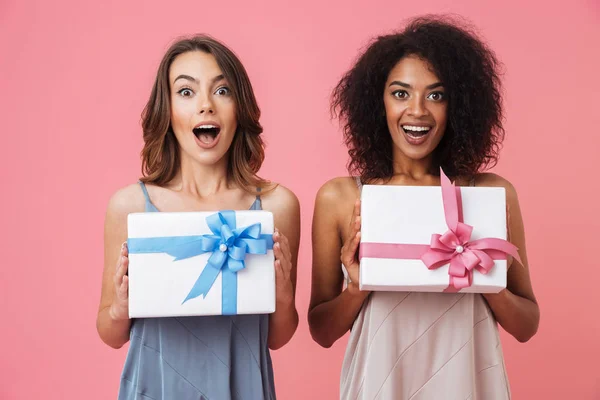 Imagen Dos Mujeres Jóvenes Bastante Conmocionadas Pie Aisladas Sobre Fondo — Foto de Stock