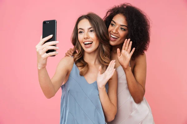 Foto Vacanza Due Ragazze Brune Multietniche Che Indossano Abiti Sorridenti — Foto Stock