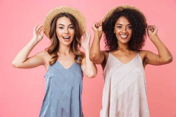 Imagen Dos Mujeres Positivas Verano Con Diferentes Colores Piel Vestidos — Foto de Stock