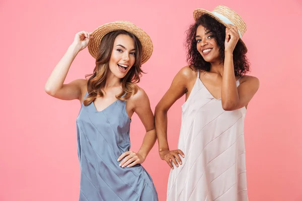 Foto Mulheres Caucasianas Africanas Americanas Anos Vestindo Vestidos Sorrindo Enquanto — Fotografia de Stock