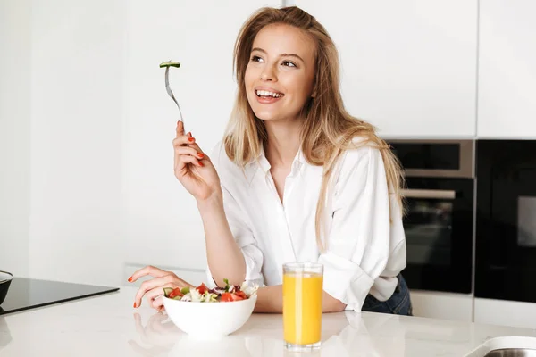 Gesunde Junge Frau Isst Salat Aus Einer Schüssel Und Trinkt — Stockfoto