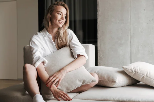 Mujer Joven Sonriente Vestida Con Camisa Blanca Relajándose Sofá Con — Foto de Stock