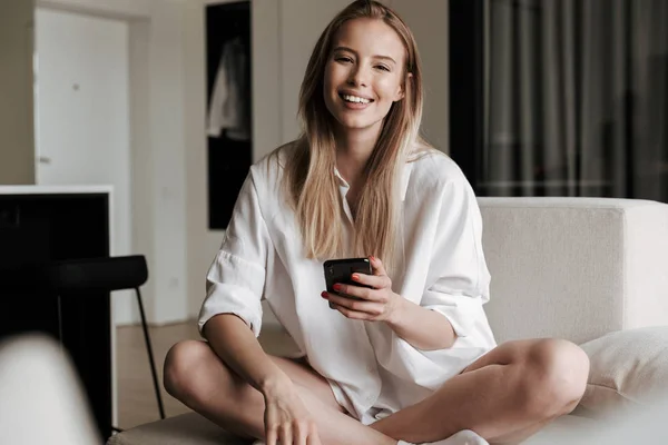Mujer Joven Sonriente Vestida Con Camisa Blanca Usando Teléfono Móvil — Foto de Stock