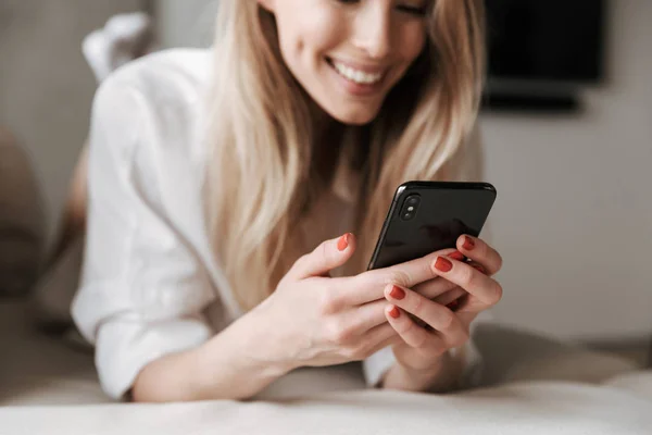 Genç Kadının Evde Bir Kanepede Döşenmesi Sırasında Cep Telefonuyla Beyaz — Stok fotoğraf